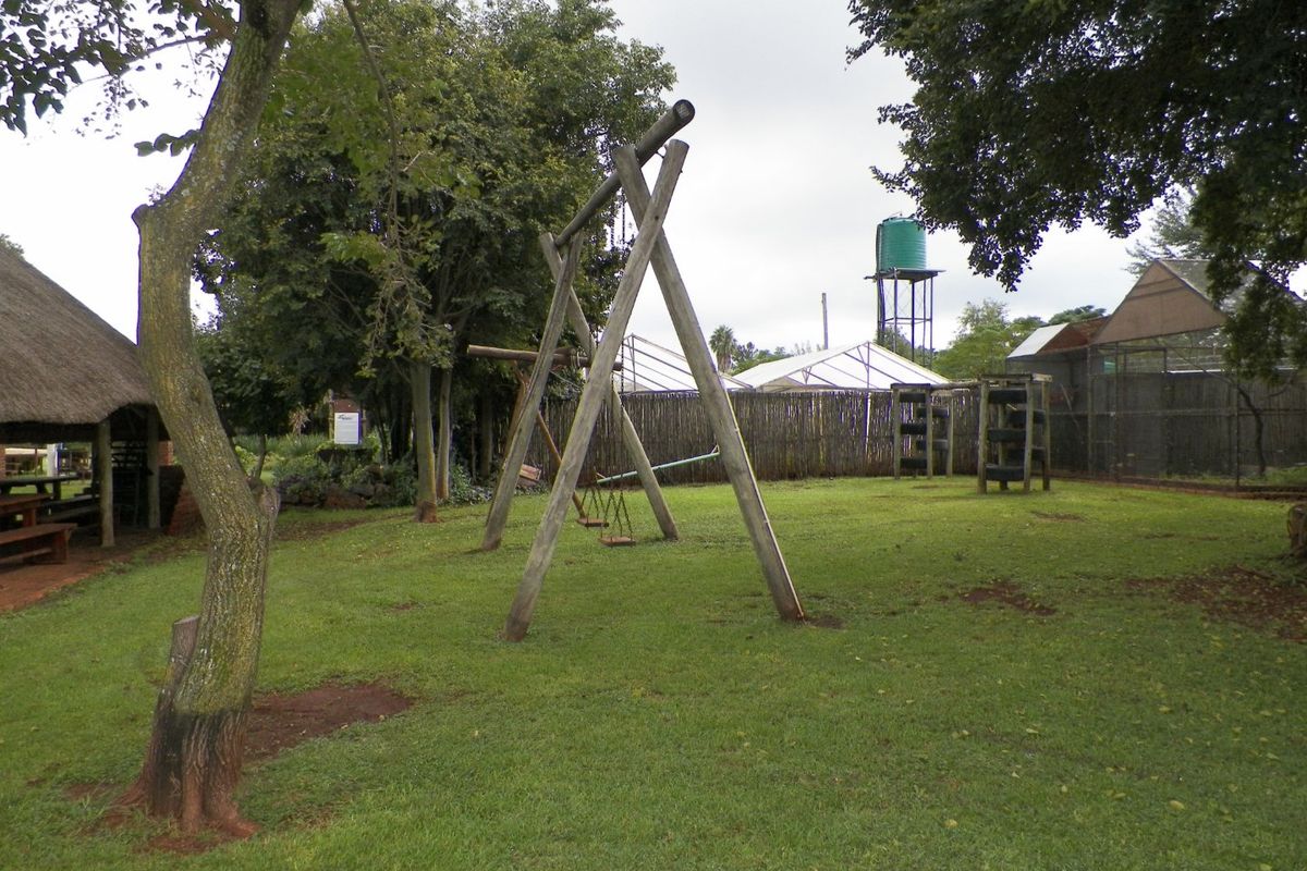 Raslouw - 4 Bedroom house with a 300m2 commercial building with all amenities for any business. - Photo 5