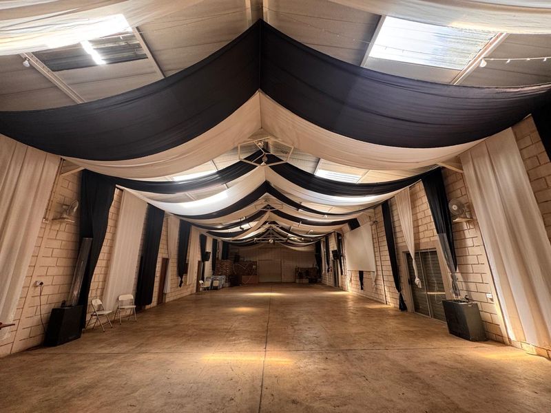 Raslouw - 4 Bedroom house with a 300m2 commercial building with all amenities for any business. - Photo 3