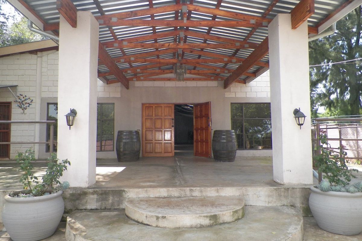 Raslouw - 4 Bedroom house with a 300m2 commercial building with all amenities for any business. - Photo 2