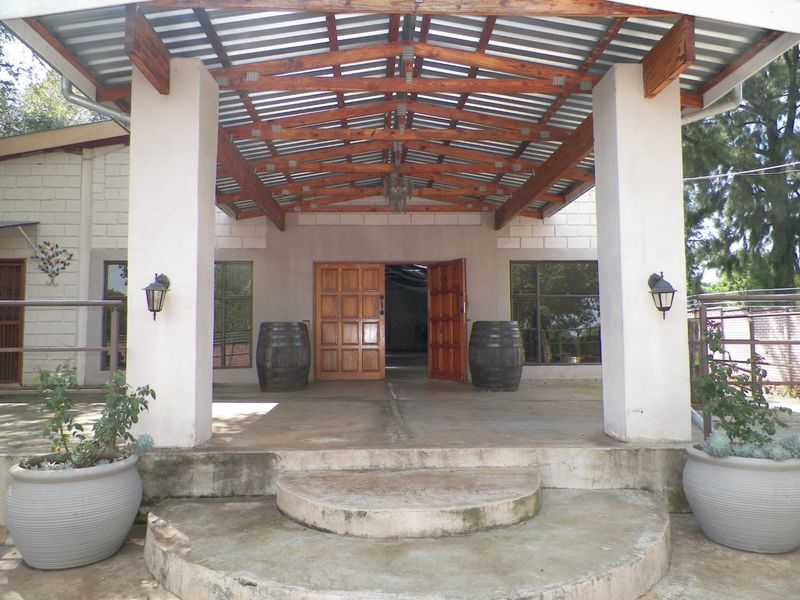 Raslouw - 4 Bedroom house with a 300m2 commercial building with all amenities for any business. - Photo 2