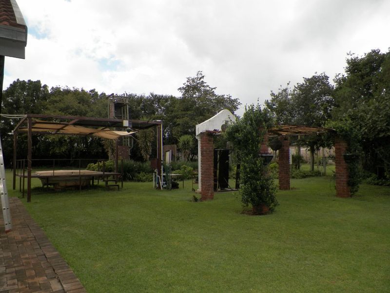 Raslouw - 4 Bedroom house with a 300m2 commercial building with all amenities for any business. - Photo 9