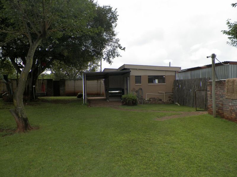 Raslouw - 4 Bedroom house with a 300m2 commercial building with all amenities for any business. - Photo 8