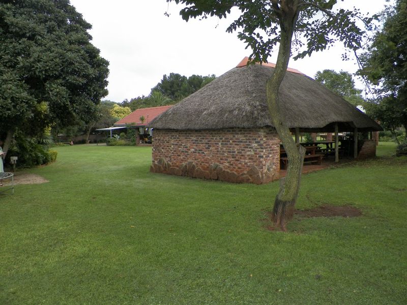 Raslouw - 4 Bedroom house with a 300m2 commercial building with all amenities for any business. - Photo 7