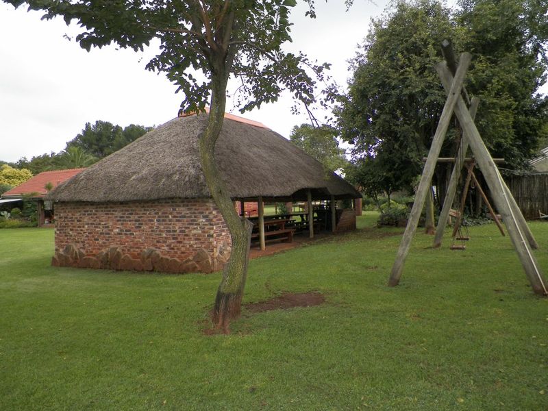 Raslouw - 4 Bedroom house with a 300m2 commercial building with all amenities for any business. - Photo 6