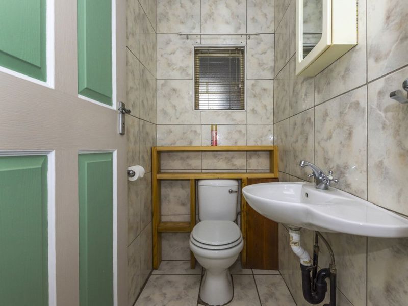 Charming 2-Bedroom Home with Garden, Pub & Entertainment Features! - Photo 7