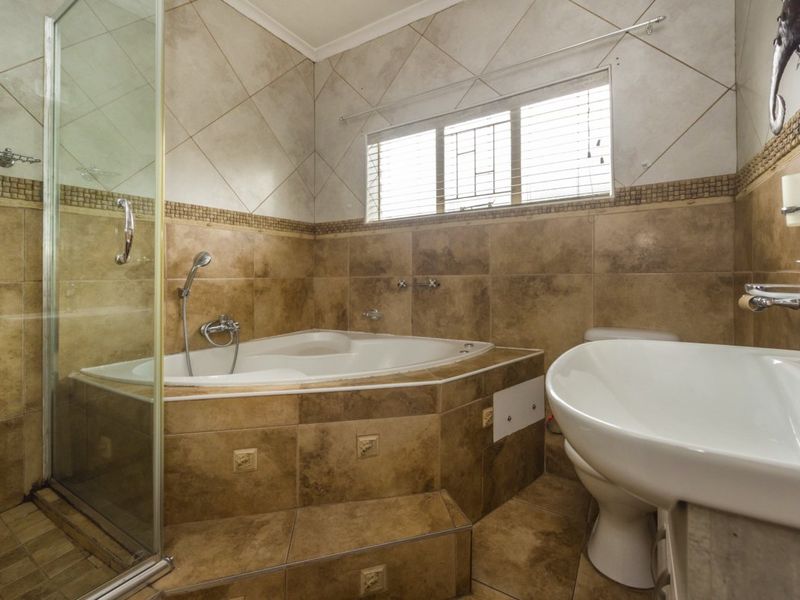 Charming 2-Bedroom Home with Garden, Pub & Entertainment Features! - Photo 8