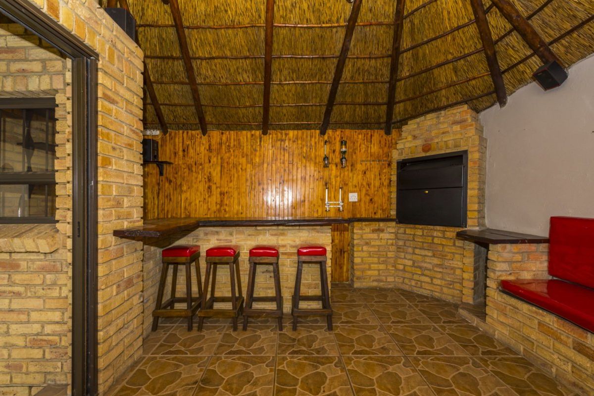 Charming 2-Bedroom Home with Garden, Pub & Entertainment Features! - Photo 2