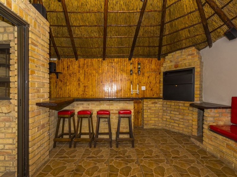 Charming 2-Bedroom Home with Garden, Pub & Entertainment Features! - Photo 2