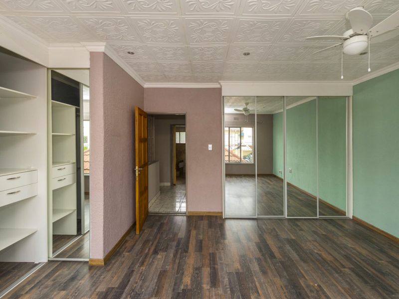 Charming 2-Bedroom Home with Garden, Pub & Entertainment Features! - Photo 5