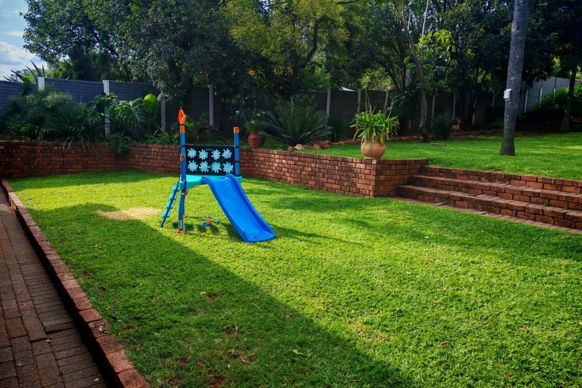 Stunning 4-Bedroom Family Home with Pool & Entertainment Areas – in  Mountain view For Sale - Photo 4