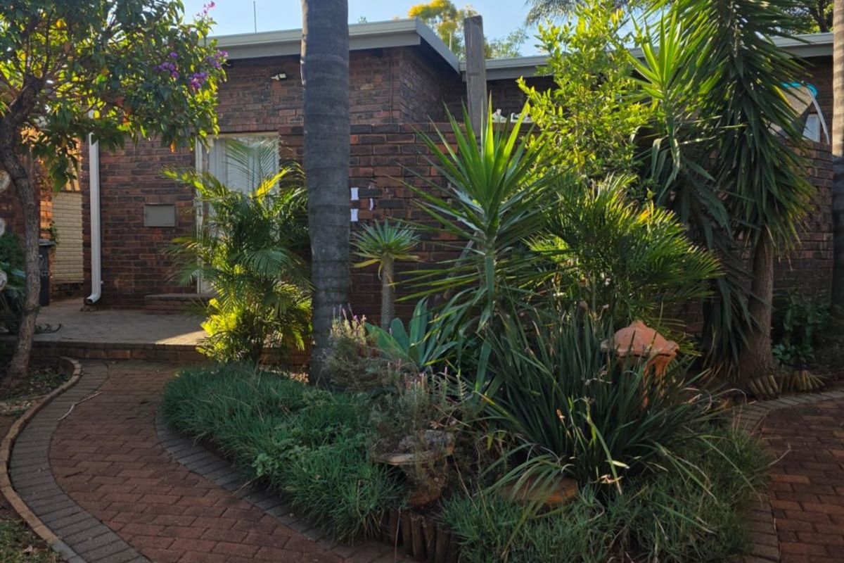 Stunning 4-Bedroom Family Home with Pool & Entertainment Areas – in  Mountain view For Sale - Photo 5