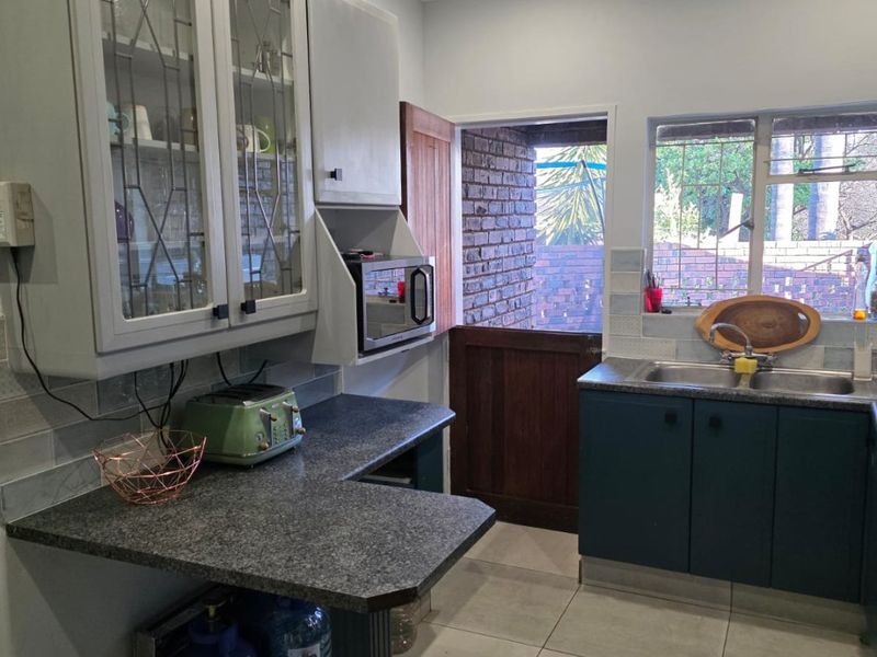 Stunning 4-Bedroom Family Home with swimming pool in  Mountain view  - Photo 9