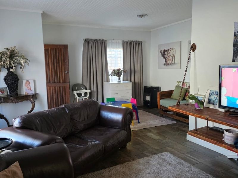Stunning 4-Bedroom Family Home with swimming pool in  Mountain view  - Photo 10
