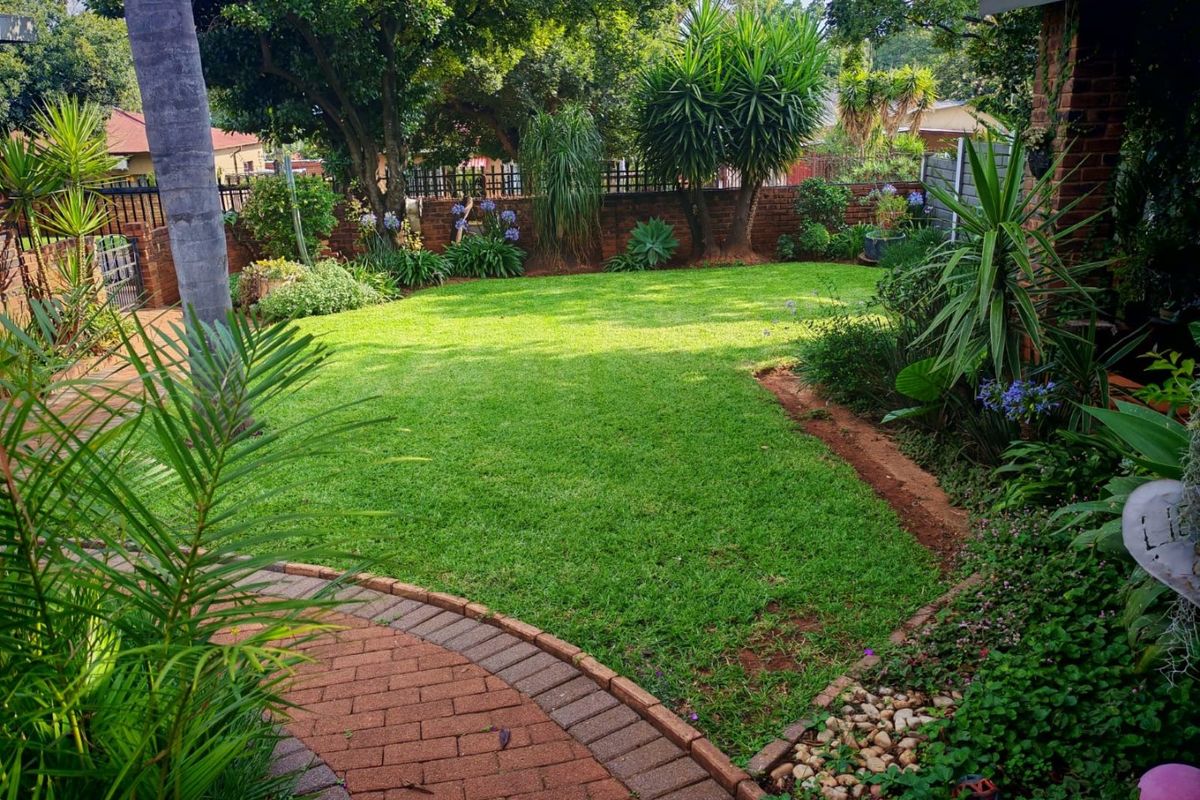 Stunning 4-Bedroom Family Home with Pool & Entertainment Areas – in  Mountain view For Sale - Photo 2