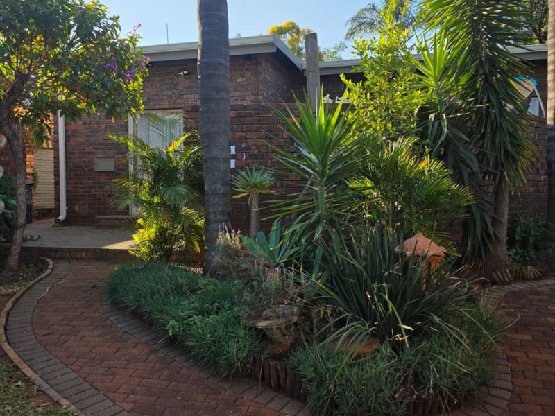 Stunning 4-Bedroom Family Home with swimming pool in  Mountain view  - Photo 4