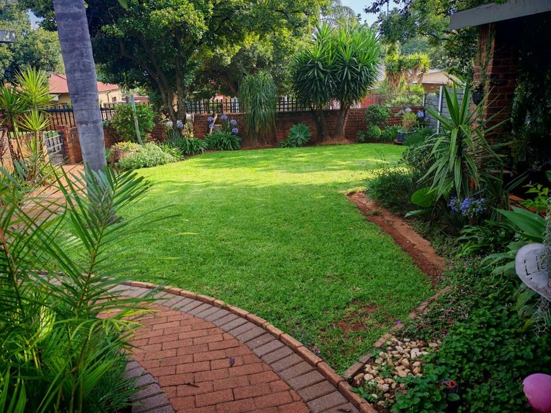 Stunning 4-Bedroom Family Home with swimming pool in  Mountain view  - Photo 3
