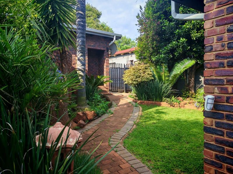 Stunning 4-Bedroom Family Home with swimming pool in  Mountain view  - Photo 2
