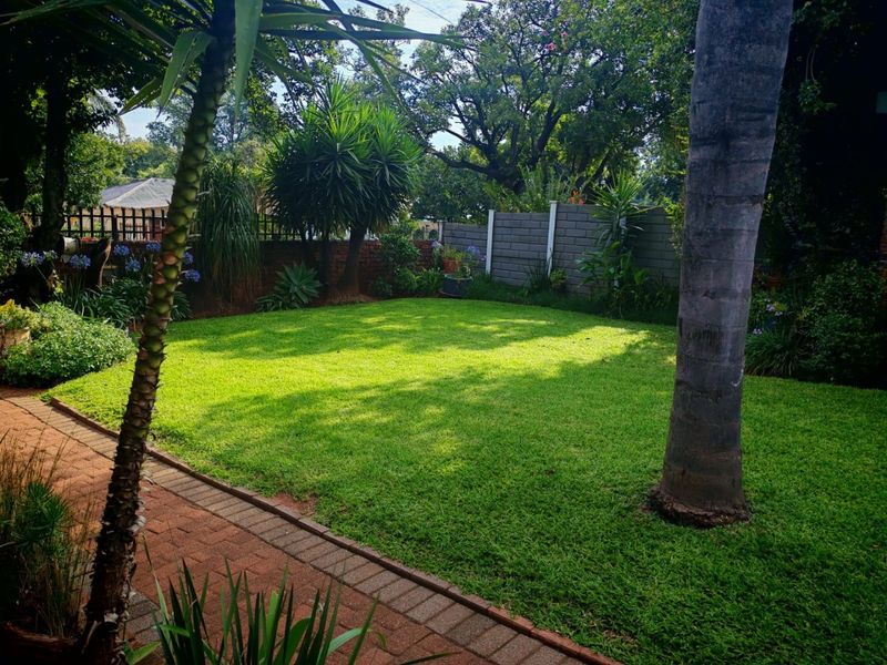 Stunning 4-Bedroom Family Home with swimming pool in  Mountain view  - Photo 7