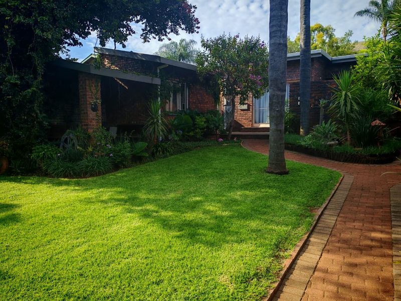 Stunning 4-Bedroom Family Home with swimming pool in  Mountain view  - Photo 1
