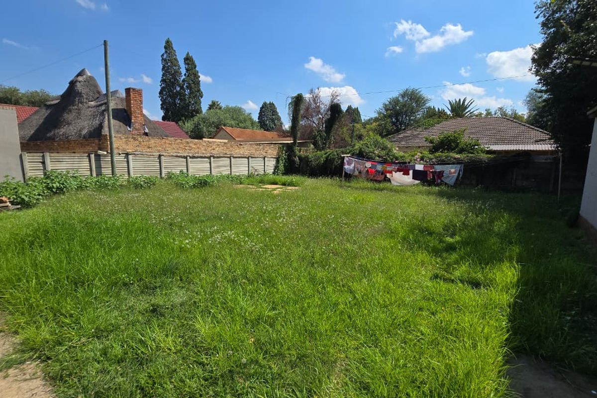 Solid house in fair condition in a popular part of Stilfontein. - Photo 4