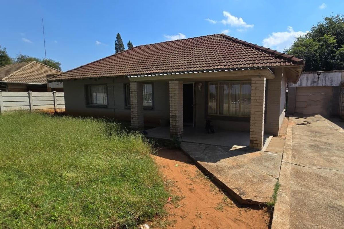 Solid house in fair condition in a popular part of Stilfontein. - Photo 2