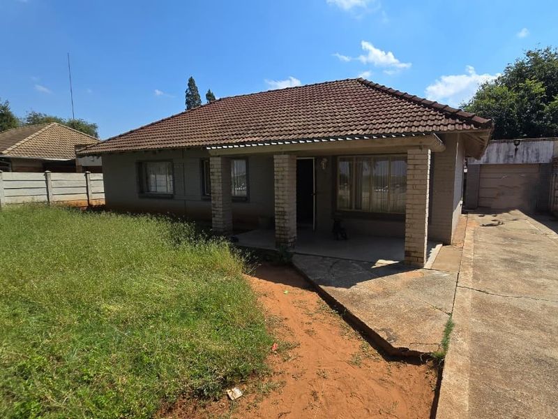 Solid house in fair condition in a popular part of Stilfontein. - Photo 2
