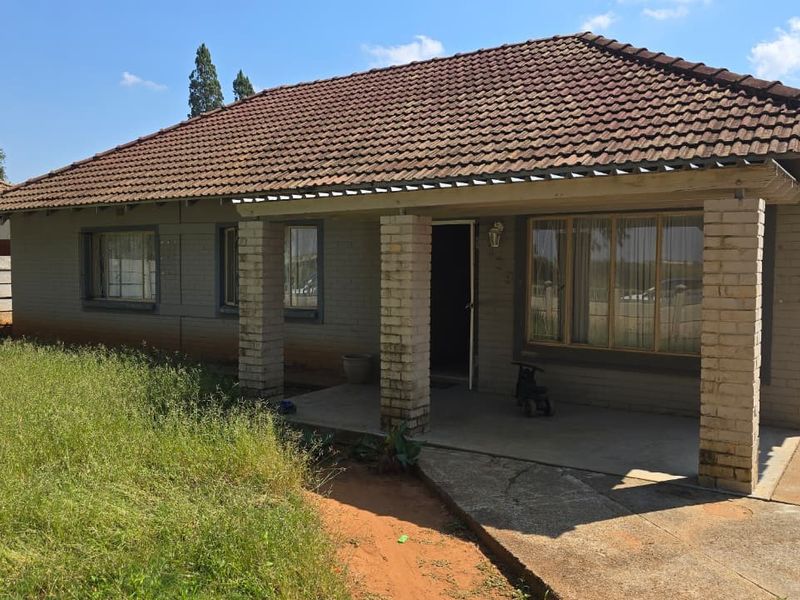 Solid house in fair condition in a popular part of Stilfontein. - Photo 1