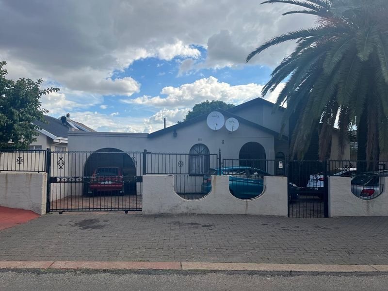 Family Home Up for Grabs   - Photo 2