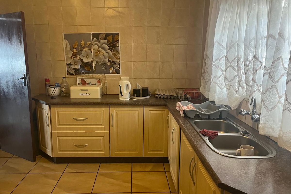 Family Home Up for Grabs   - Photo 4