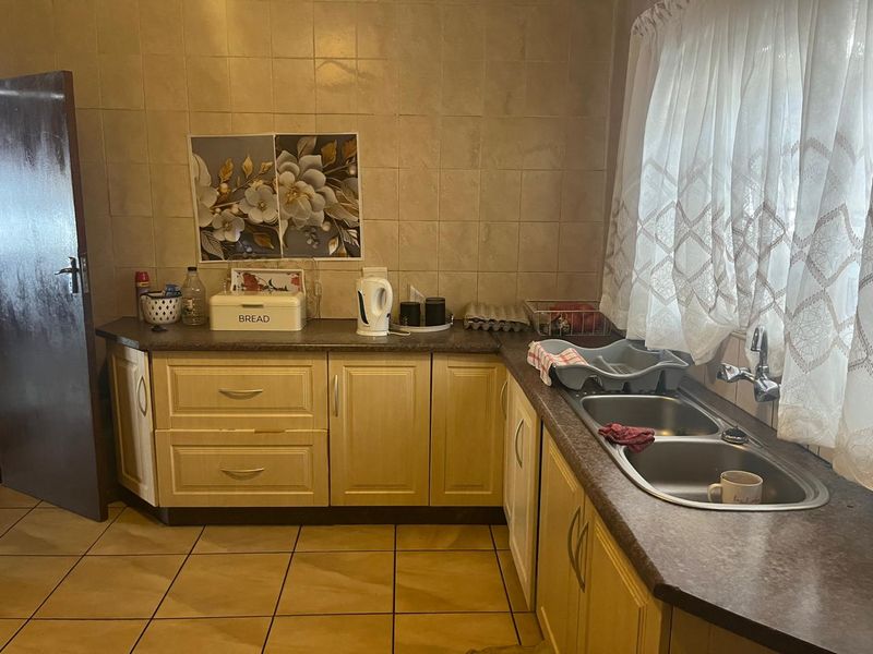 Family Home Up for Grabs   - Photo 4