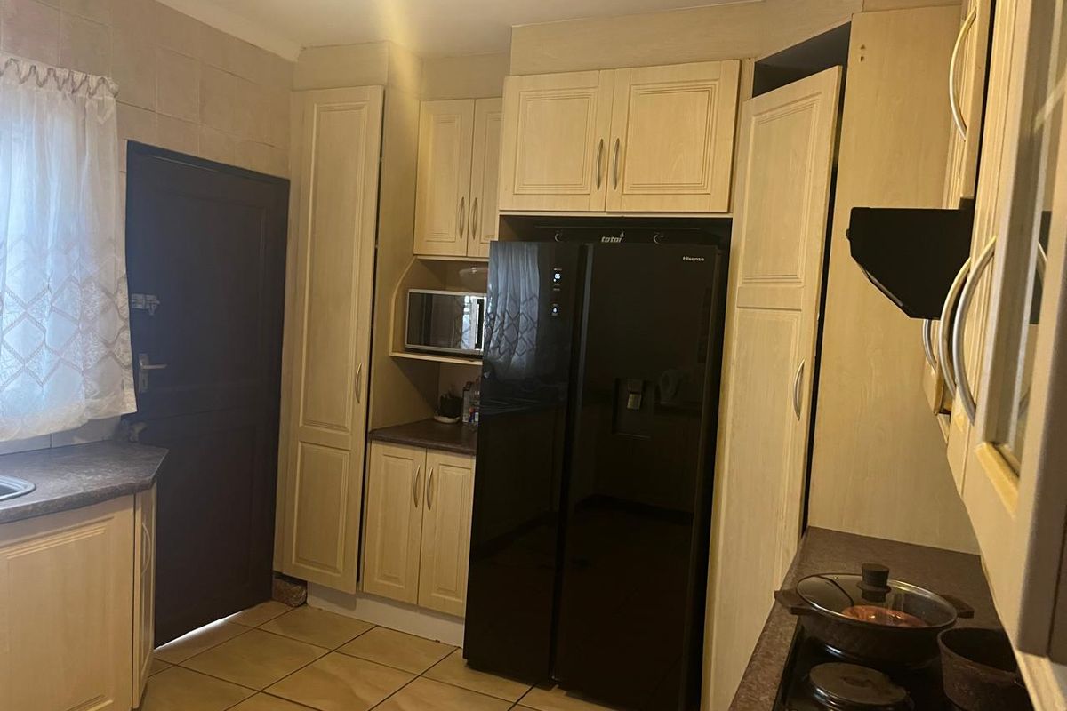 Family Home Up for Grabs   - Photo 5