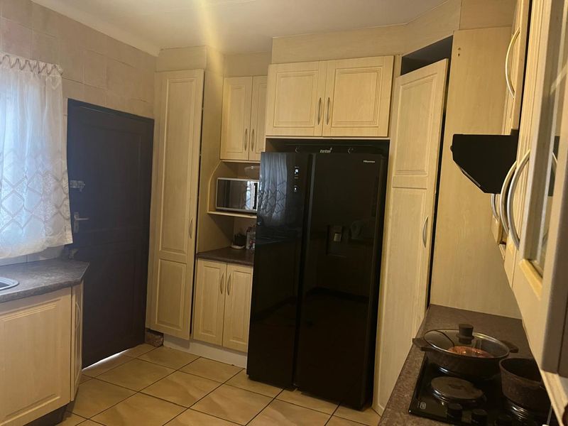 Family Home Up for Grabs   - Photo 5