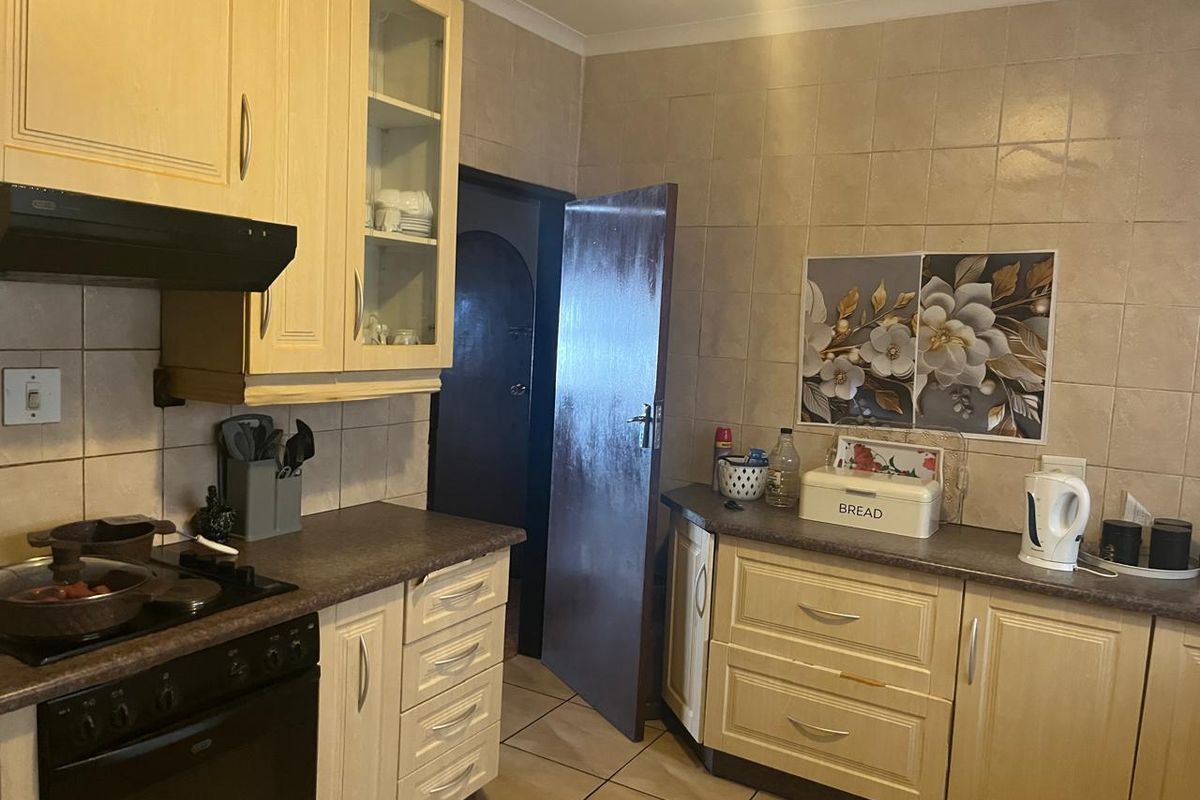 Family Home Up for Grabs   - Photo 3