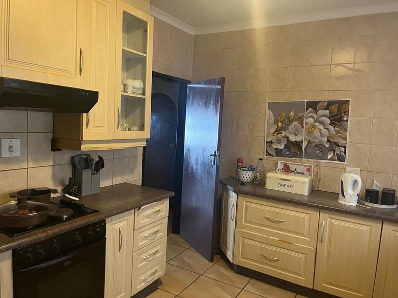 Family Home Up for Grabs   - Photo 3