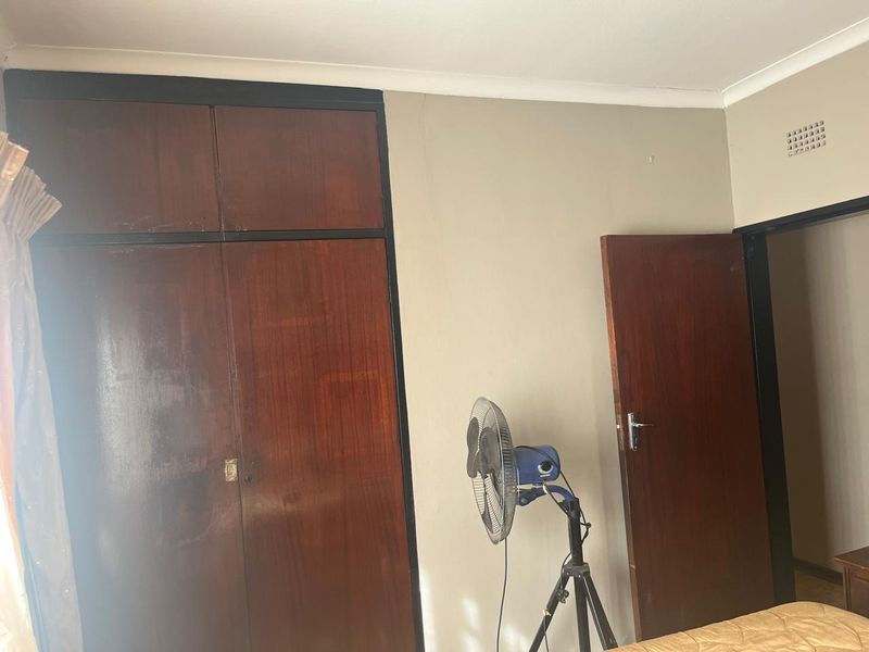 Family Home Up for Grabs   - Photo 10