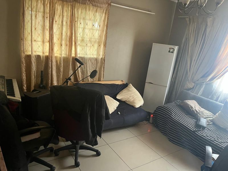 Family Home Up for Grabs   - Photo 8