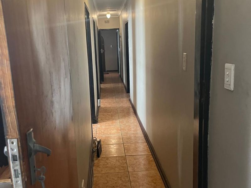 Family Home Up for Grabs   - Photo 7