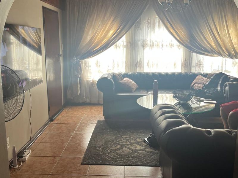 Family Home Up for Grabs   - Photo 6