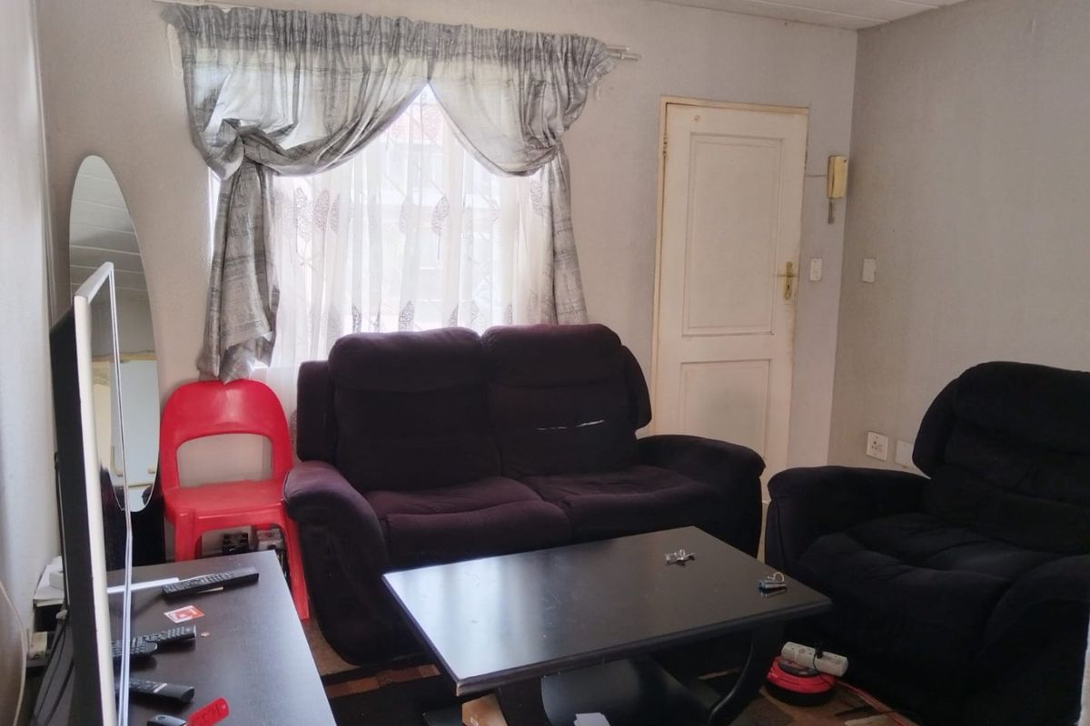 Glen Marais Town House with a Communal Pool Ease - Photo 3