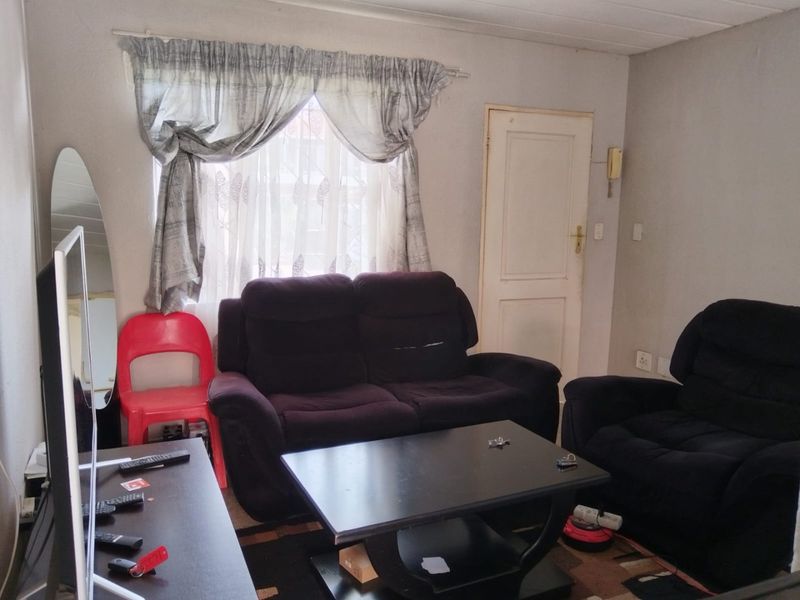 Glen Marais Town House with a Communal Pool Ease - Photo 3