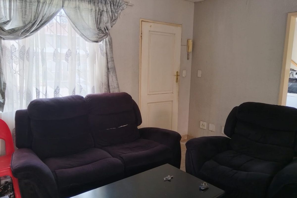 Glen Marais Town House with a Communal Pool Ease - Photo 4