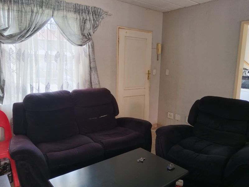 Glen Marais Town House with a Communal Pool Ease - Photo 4