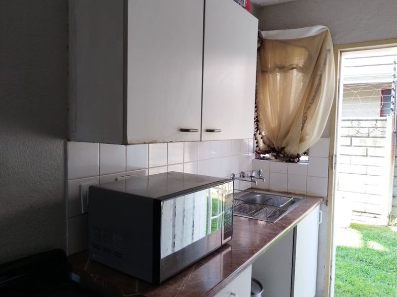 Glen Marais Town House with a Communal Pool Ease - Photo 8