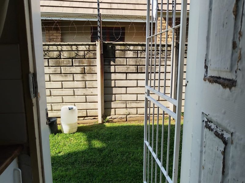 Glen Marais Town House with a Communal Pool Ease - Photo 7