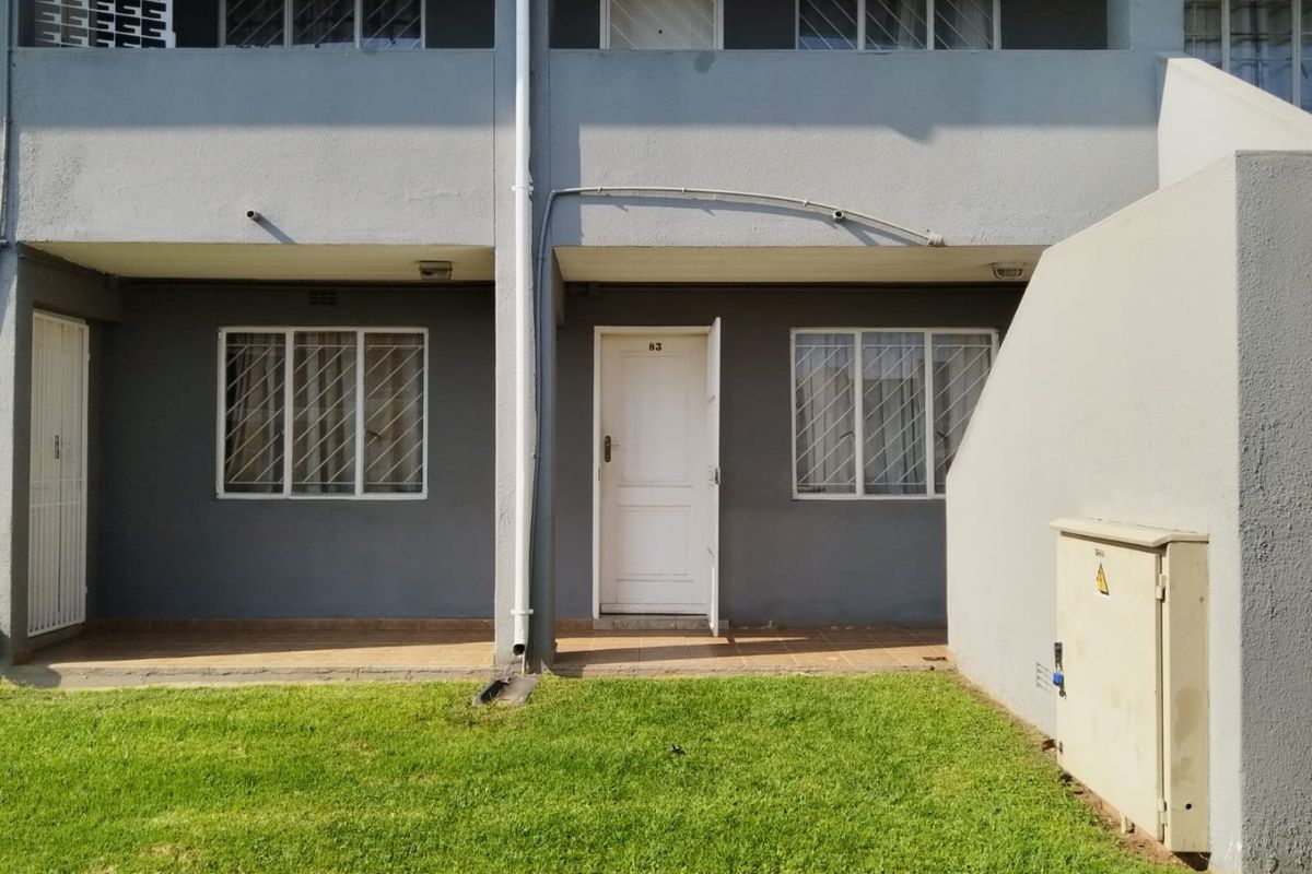 Glen Marais Town House with a Communal Pool Ease - Photo 2