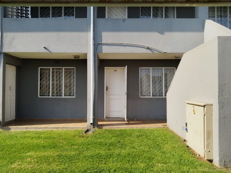 Glen Marais Town House with a Communal Pool Ease - Photo 2