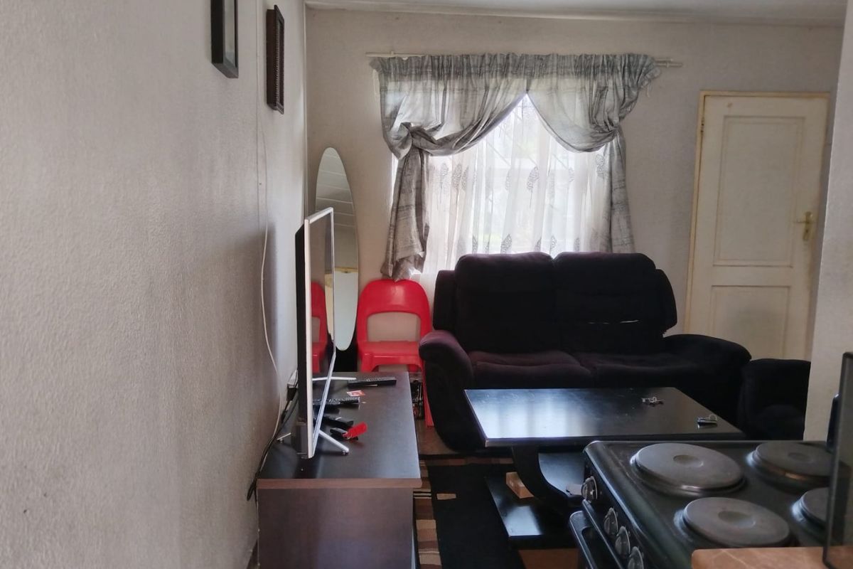 Glen Marais Town House with a Communal Pool Ease - Photo 5