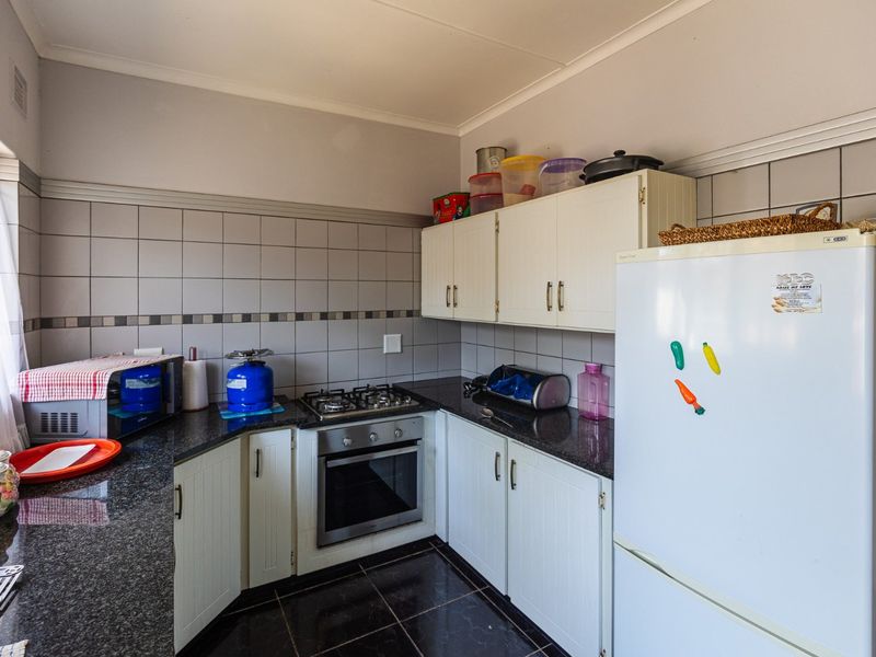 Charming Two Bedroom Townhouse!  - Photo 4