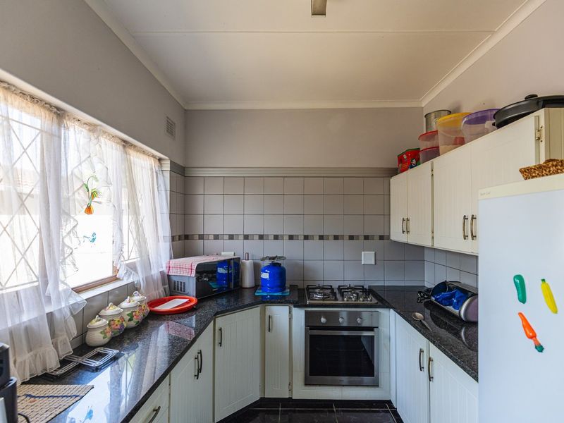 Charming Two Bedroom Townhouse!  - Photo 2