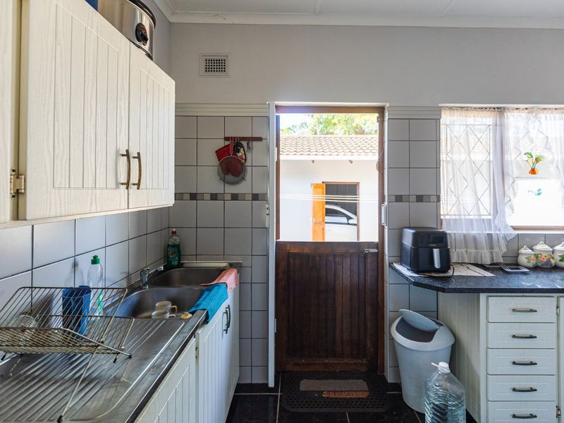 Charming Two Bedroom Townhouse!  - Photo 3